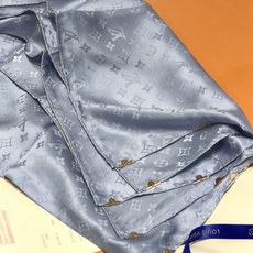 🆕 LV 正品金属配件Monogram Cerise 桑蚕丝方巾出自路易威登 以明快的艺术风格重绎经典品牌标识。Mon 🆕 LV 正品金属配件Monogram Cerise 桑蚕丝方巾出自路易威登 以明快的艺术风格重绎经典品牌标识。Mon