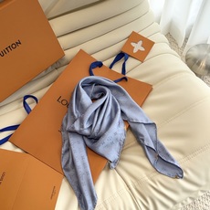 🆕 LV 正品金属配件Monogram Cerise 桑蚕丝方巾出自路易威登 以明快的艺术风格重绎经典品牌标识。Mon 🆕 LV 正品金属配件Monogram Cerise 桑蚕丝方巾出自路易威登 以明快的艺术风格重绎经典品牌标识。Mon