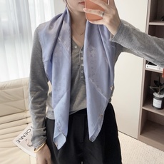 🆕 LV 正品金属配件Monogram Cerise 桑蚕丝方巾出自路易威登 以明快的艺术风格重绎经典品牌标识。Mon 🆕 LV 正品金属配件Monogram Cerise 桑蚕丝方巾出自路易威登 以明快的艺术风格重绎经典品牌标识。Mon