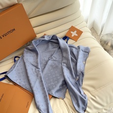 🆕 LV 正品金属配件Monogram Cerise 桑蚕丝方巾出自路易威登 以明快的艺术风格重绎经典品牌标识。Mon 🆕 LV 正品金属配件Monogram Cerise 桑蚕丝方巾出自路易威登 以明快的艺术风格重绎经典品牌标识。Mon