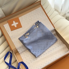 🆕 LV 正品金属配件Monogram Cerise 桑蚕丝方巾出自路易威登 以明快的艺术风格重绎经典品牌标识。Mon 🆕 LV 正品金属配件Monogram Cerise 桑蚕丝方巾出自路易威登 以明快的艺术风格重绎经典品牌标识。Mon