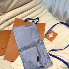 🆕 LV 正品金属配件Monogram Cerise 桑蚕丝方巾出自路易威登 以明快的艺术风格重绎经典品牌标识。Mon 🆕 LV 正品金属配件Monogram Cerise 桑蚕丝方巾出自路易威登 以明快的艺术风格重绎经典品牌标识。Mon