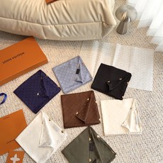 🆕 LV 正品金属配件Monogram Cerise 桑蚕丝方巾出自路易威登 以明快的艺术风格重绎经典品牌标识。Mon 🆕 LV 正品金属配件Monogram Cerise 桑蚕丝方巾出自路易威登 以明快的艺术风格重绎经典品牌标识。Mon