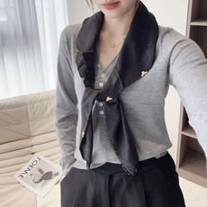 🆕 LV 正品金属配件Monogram Cerise 桑蚕丝方巾出自路易威登 以明快的艺术风格重绎经典品牌标识。Mon 🆕 LV 正品金属配件Monogram Cerise 桑蚕丝方巾出自路易威登 以明快的艺术风格重绎经典品牌标识。Mon