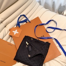 LV 正品金属配件Monogram Cerise 桑蚕丝方巾出自路易威登 以明快的艺术风格重绎经典品牌标识。Monogr LV 正品金属配件Monogram Cerise 桑蚕丝方巾出自路易威登 以明快的艺术风格重绎经典品牌标识。Monogr