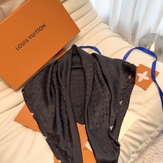 🆕 LV 正品金属配件Monogram Cerise 桑蚕丝方巾出自路易威登 以明快的艺术风格重绎经典品牌标识。Mon 🆕 LV 正品金属配件Monogram Cerise 桑蚕丝方巾出自路易威登 以明快的艺术风格重绎经典品牌标识。Mon