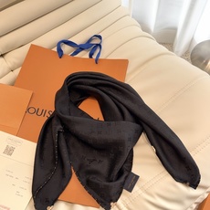 LV 正品金属配件Monogram Cerise 桑蚕丝方巾出自路易威登 以明快的艺术风格重绎经典品牌标识。Monogr LV 正品金属配件Monogram Cerise 桑蚕丝方巾出自路易威登 以明快的艺术风格重绎经典品牌标识。Monogr