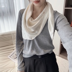 🆕 LV 正品金属配件Monogram Cerise 桑蚕丝方巾出自路易威登 以明快的艺术风格重绎经典品牌标识。Mon 🆕 LV 正品金属配件Monogram Cerise 桑蚕丝方巾出自路易威登 以明快的艺术风格重绎经典品牌标识。Mon