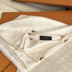 🆕 LV 正品金属配件Monogram Cerise 桑蚕丝方巾出自路易威登 以明快的艺术风格重绎经典品牌标识。Mon 🆕 LV 正品金属配件Monogram Cerise 桑蚕丝方巾出自路易威登 以明快的艺术风格重绎经典品牌标识。Mon