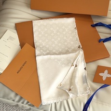 🆕 LV 正品金属配件Monogram Cerise 桑蚕丝方巾出自路易威登 以明快的艺术风格重绎经典品牌标识。Mon 🆕 LV 正品金属配件Monogram Cerise 桑蚕丝方巾出自路易威登 以明快的艺术风格重绎经典品牌标识。Mon