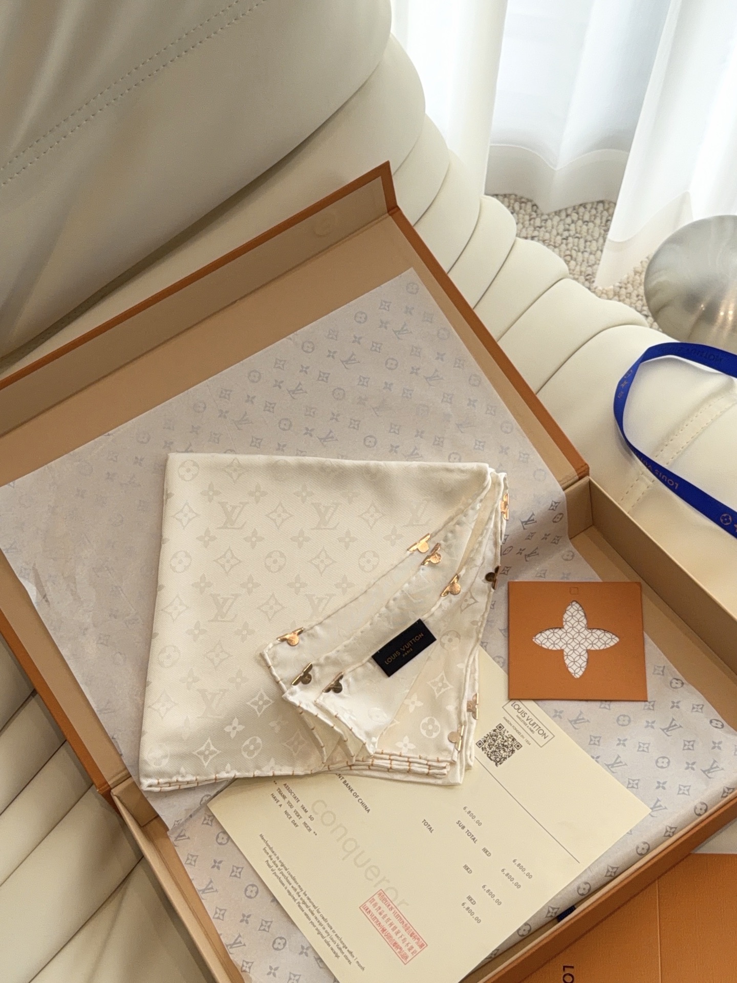 LV 正品金属配件Monogram Cerise 桑蚕丝方巾出自路易威登 以明快的艺术风格重绎经典品牌标识。Monogr