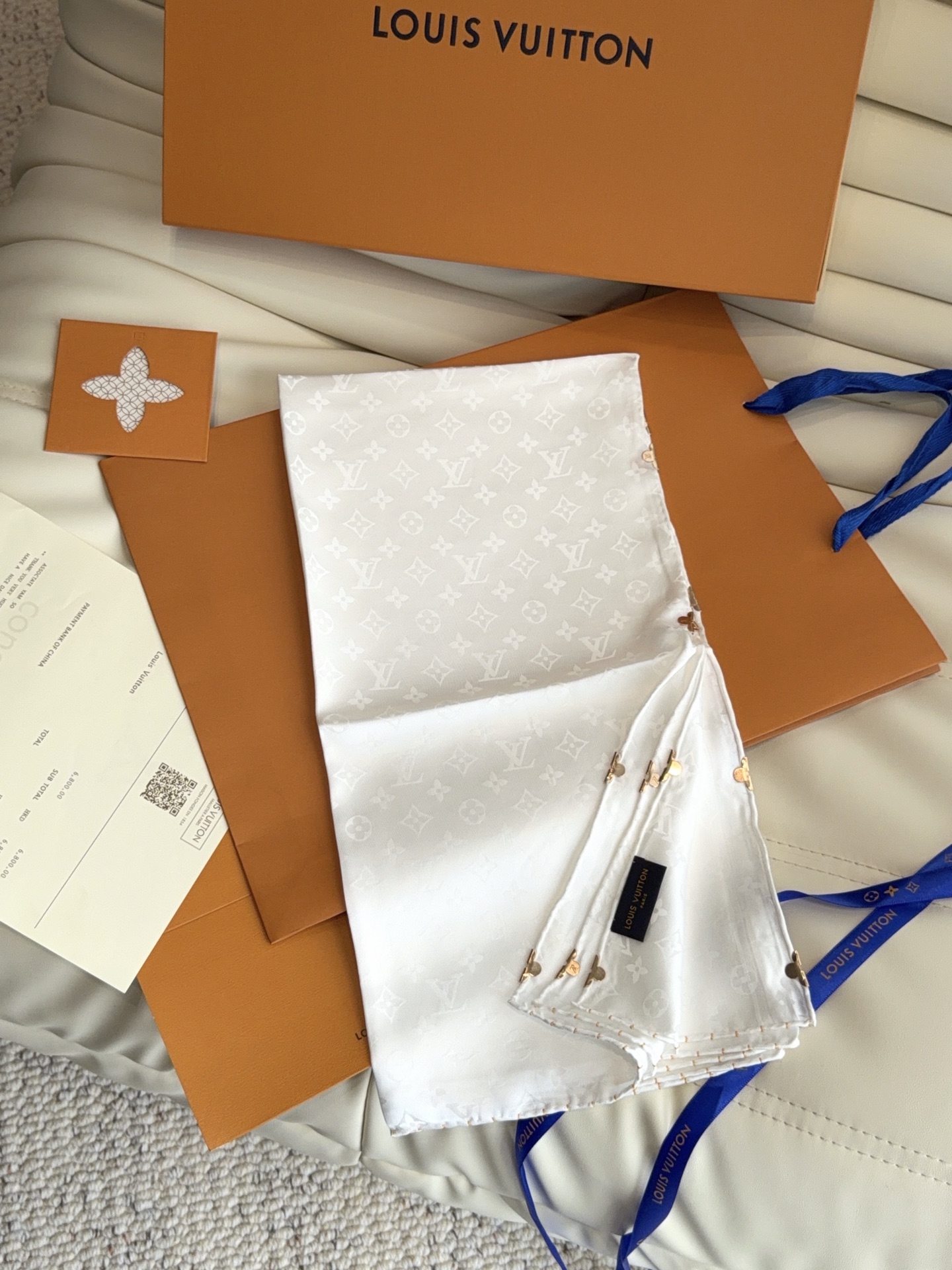 LV 正品金属配件Monogram Cerise 桑蚕丝方巾出自路易威登 以明快的艺术风格重绎经典品牌标识。Monogr