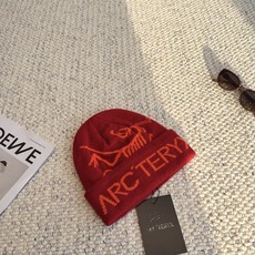 秋冬刚需冷帽来啦🔥 始祖鸟提花针织冷帽,经典大logo骨骼图案,辨识度直接拉满。 软糯针织面料,弹力很好,不勒头,大头小 秋冬刚需冷帽来啦🔥 始祖鸟提花针织冷帽,经典大logo骨骼图案,辨识度直接拉满。 软糯针织面料,弹力很好,不勒头,大头小