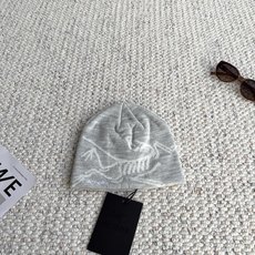 始祖鸟 秋冬帽子天花板|骨鸟针织冷帽合集来啦🔥 辨识度拉满的大骨骼提花图案,一眼就能记住。 软糯厚实针织面料,弹力很足, 始祖鸟 秋冬帽子天花板|骨鸟针织冷帽合集来啦🔥 辨识度拉满的大骨骼提花图案,一眼就能记住。 软糯厚实针织面料,弹力很足,