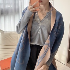 🆕 爱马仕新款 这款围巾采用细腻的撞色提花编织,呈现杰夫·麦克菲里奇(Geoff McFetridge)设计的Entr 🆕 爱马仕新款 这款围巾采用细腻的撞色提花编织,呈现杰夫·麦克菲里奇(Geoff McFetridge)设计的Entr
