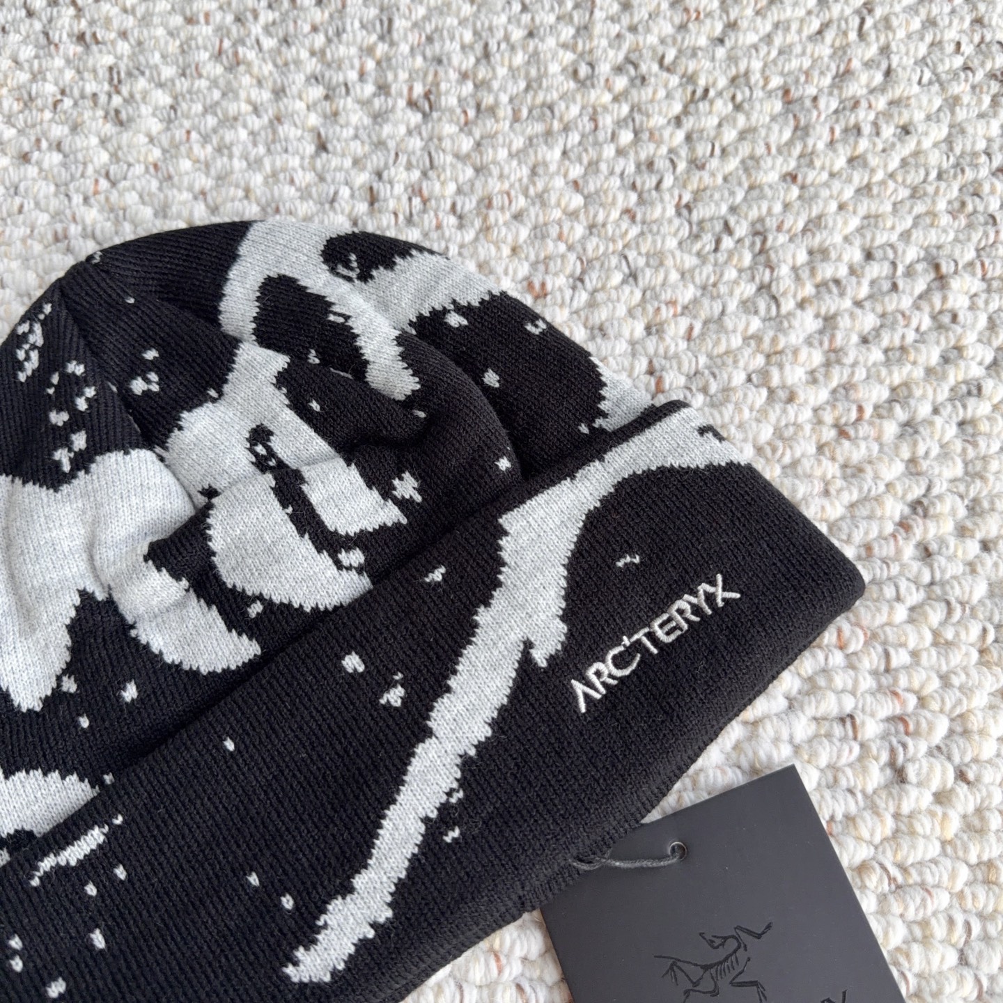 始祖鸟户外风氛围感冷帽｜雪景扎染太好看啦❄️ 这组雪地迷彩提花冷帽真的长在审美上！ 雪花泼墨的图案设计，自带冬日雪景氛围