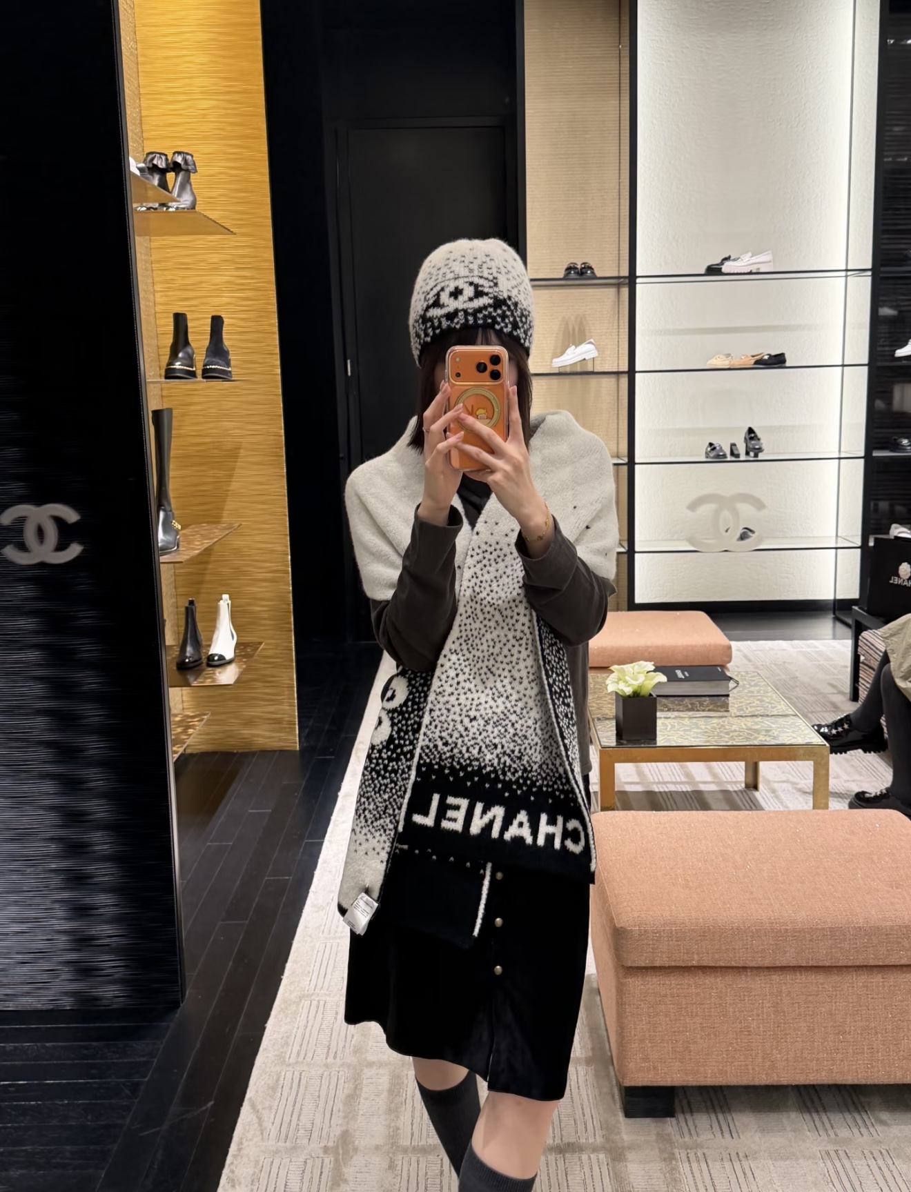 🆕 CHANEL【新款来袭】香奈儿专柜最新编织系列!这是一个特别稀有的款式,这也是小香家第一款采用纯色针织工艺的围巾! 🆕 CHANEL【新款来袭】香奈儿专柜最新编织系列!这是一个特别稀有的款式,这也是小香家第一款采用纯色针织工艺的围巾!