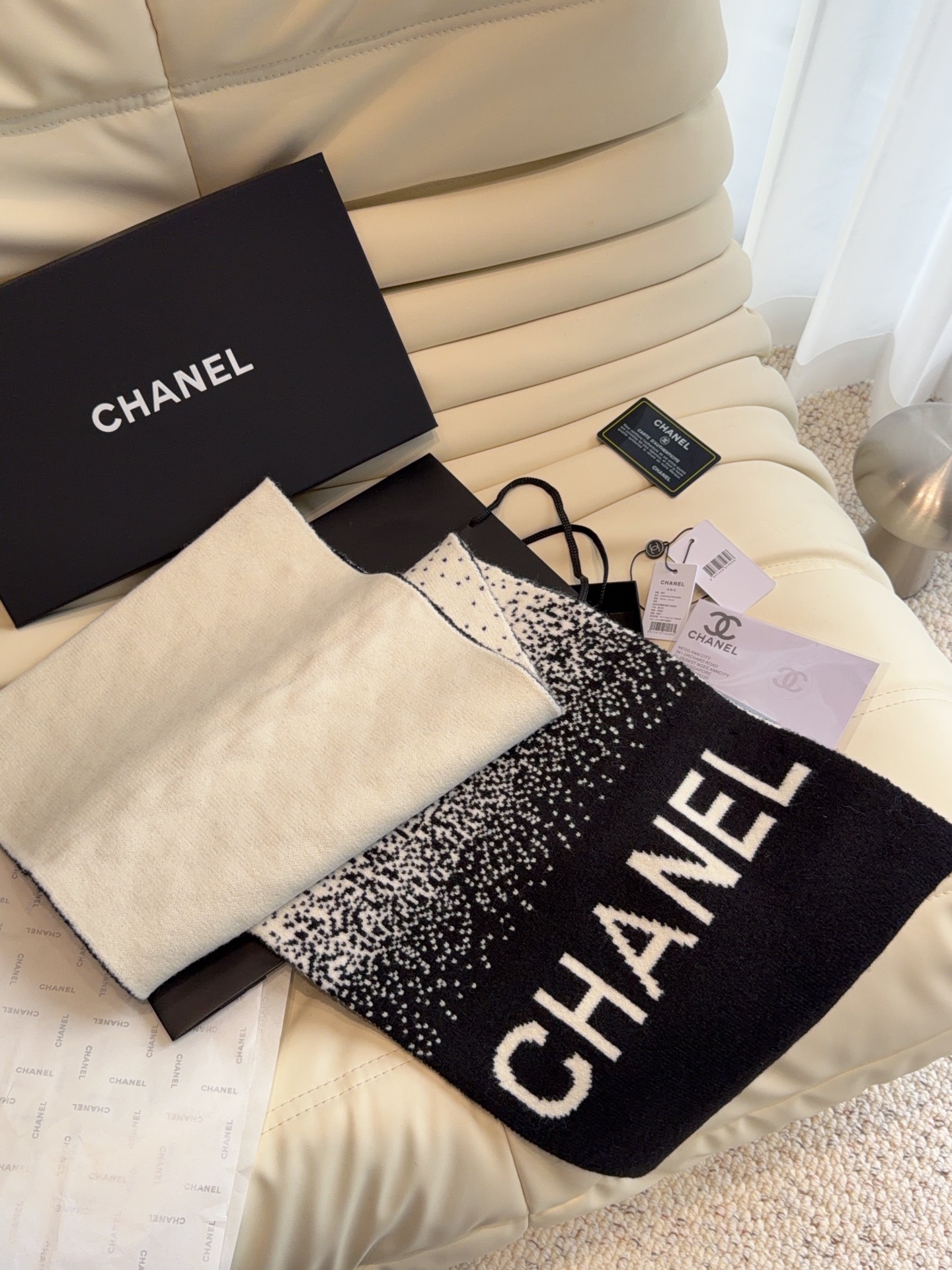 🆕 CHANEL【新款来袭】香奈儿专柜最新编织系列!这是一个特别稀有的款式,这也是小香家第一款采用纯色针织工艺的围巾! 🆕 CHANEL【新款来袭】香奈儿专柜最新编织系列!这是一个特别稀有的款式,这也是小香家第一款采用纯色针织工艺的围巾!
