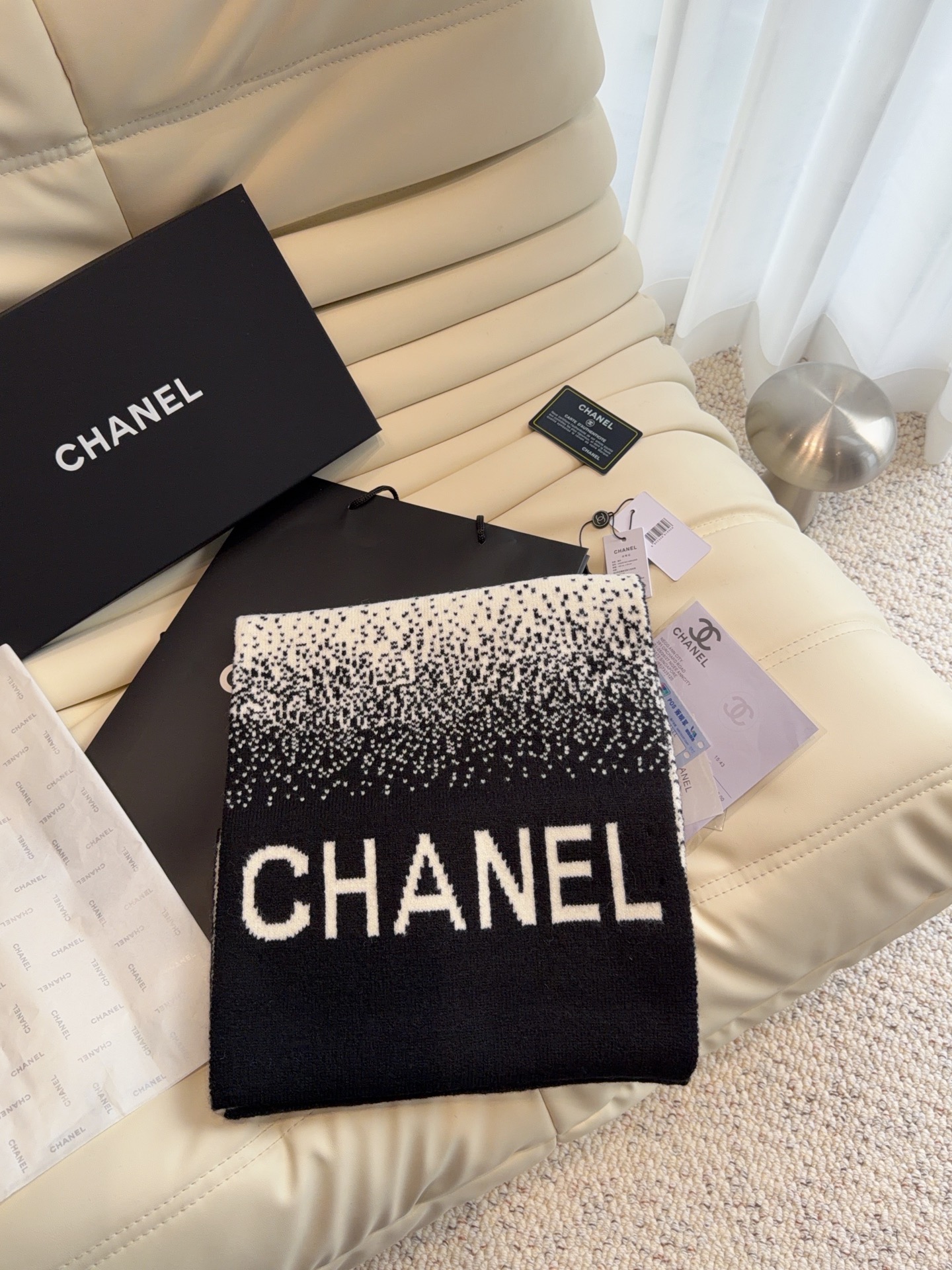 🆕 CHANEL【新款来袭】香奈儿专柜最新编织系列!这是一个特别稀有的款式,这也是小香家第一款采用纯色针织工艺的围巾! 🆕 CHANEL【新款来袭】香奈儿专柜最新编织系列!这是一个特别稀有的款式,这也是小香家第一款采用纯色针织工艺的围巾!