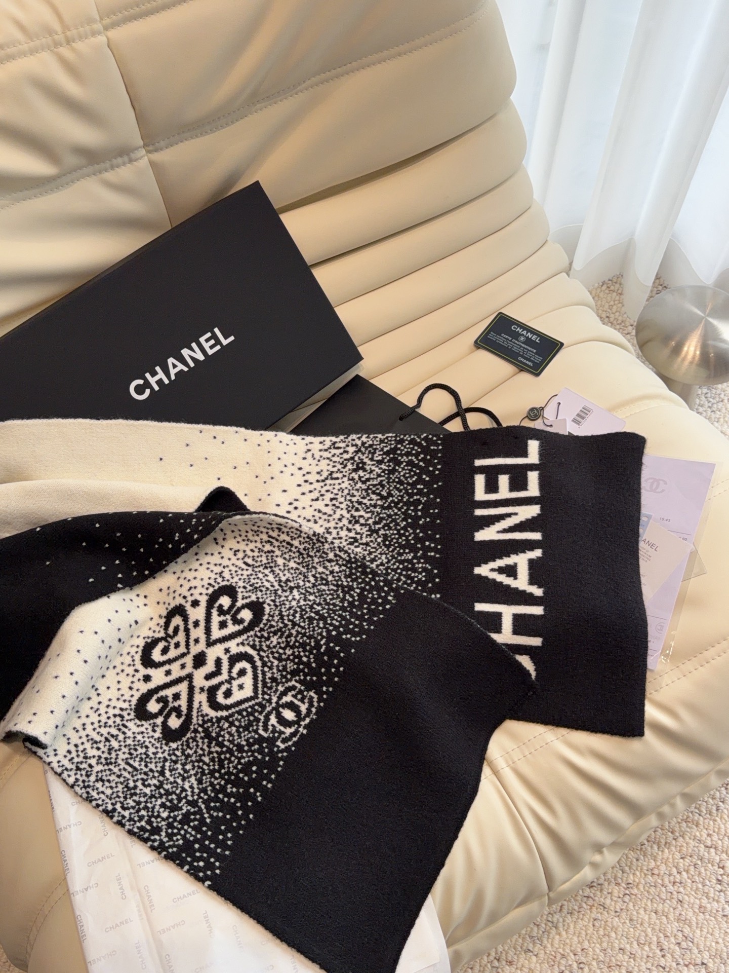 🆕 CHANEL【新款来袭】香奈儿专柜最新编织系列!这是一个特别稀有的款式,这也是小香家第一款采用纯色针织工艺的围巾! 🆕 CHANEL【新款来袭】香奈儿专柜最新编织系列!这是一个特别稀有的款式,这也是小香家第一款采用纯色针织工艺的围巾!