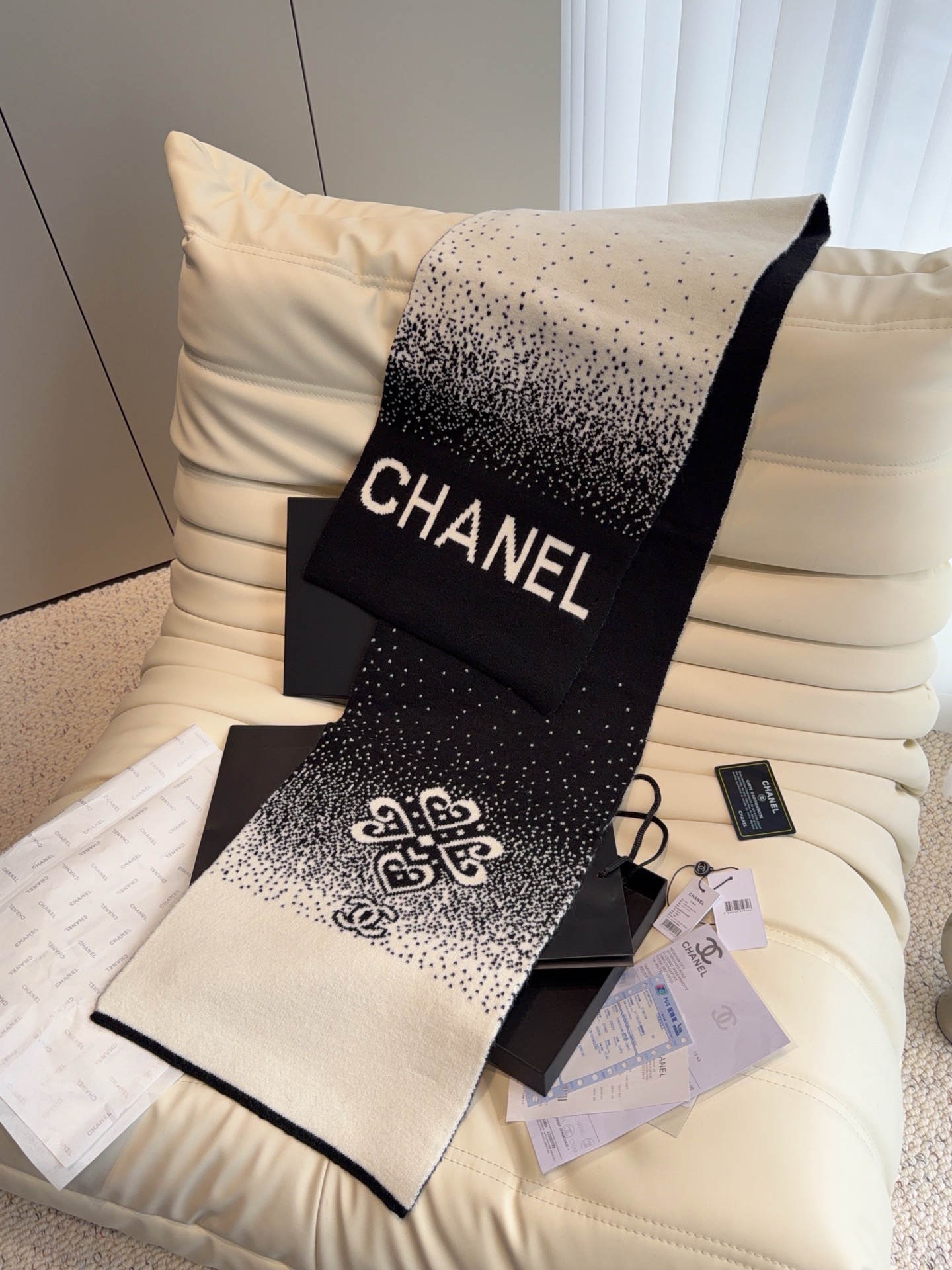 🆕 CHANEL【新款来袭】香奈儿专柜最新编织系列!这是一个特别稀有的款式,这也是小香家第一款采用纯色针织工艺的围巾! 🆕 CHANEL【新款来袭】香奈儿专柜最新编织系列!这是一个特别稀有的款式,这也是小香家第一款采用纯色针织工艺的围巾!