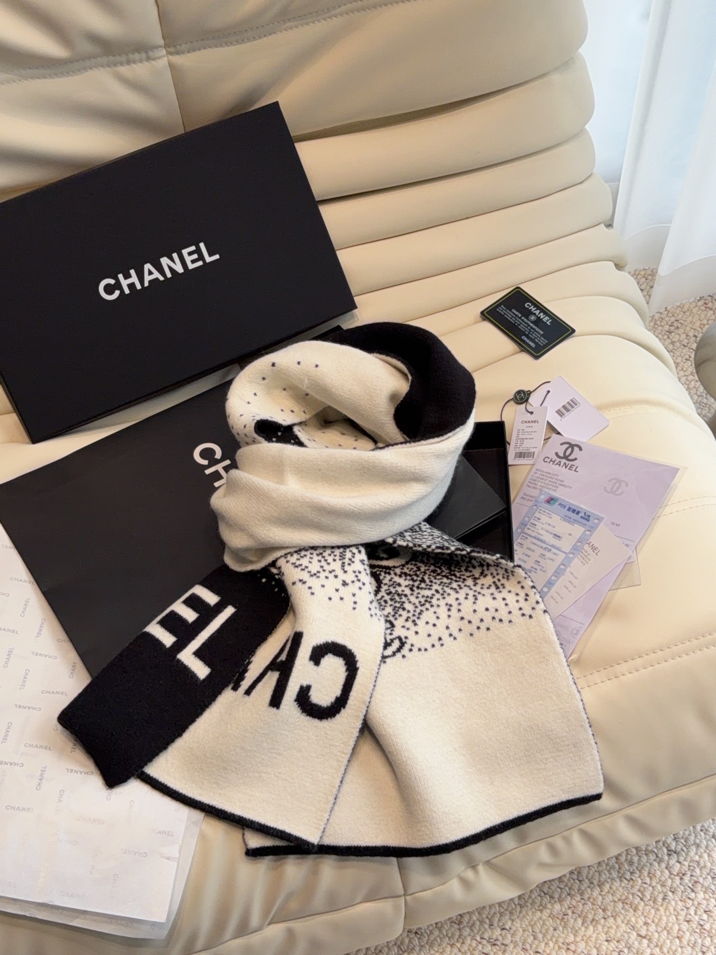 🆕 CHANEL【新款来袭】香奈儿专柜最新编织系列!这是一个特别稀有的款式,这也是小香家第一款采用纯色针织工艺的围巾! 🆕 CHANEL【新款来袭】香奈儿专柜最新编织系列!这是一个特别稀有的款式,这也是小香家第一款采用纯色针织工艺的围巾!