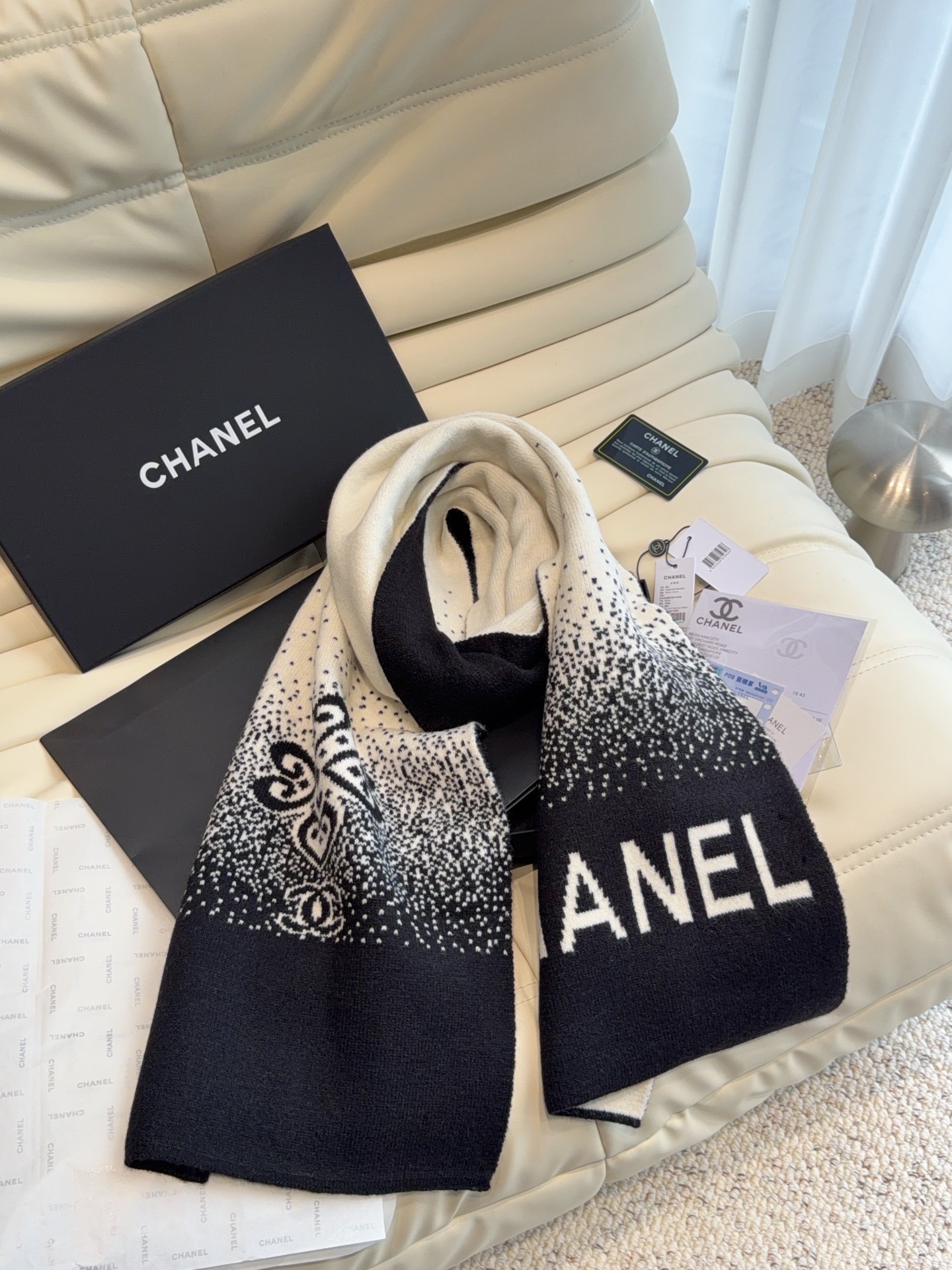 🆕 CHANEL【新款来袭】香奈儿专柜最新编织系列!这是一个特别稀有的款式,这也是小香家第一款采用纯色针织工艺的围巾! 🆕 CHANEL【新款来袭】香奈儿专柜最新编织系列!这是一个特别稀有的款式,这也是小香家第一款采用纯色针织工艺的围巾!