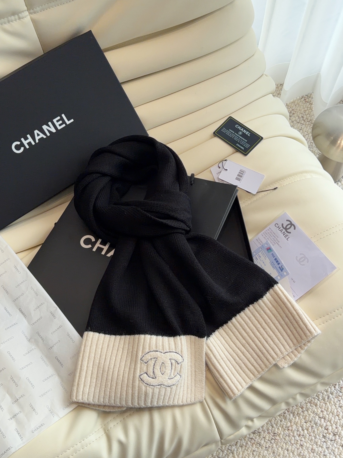 🆕  CHANEL【新款来袭】香奈儿专柜最新编织系列！这是一个特别稀有的款式，这也是小香家第一款采用纯色针织工艺的围巾！