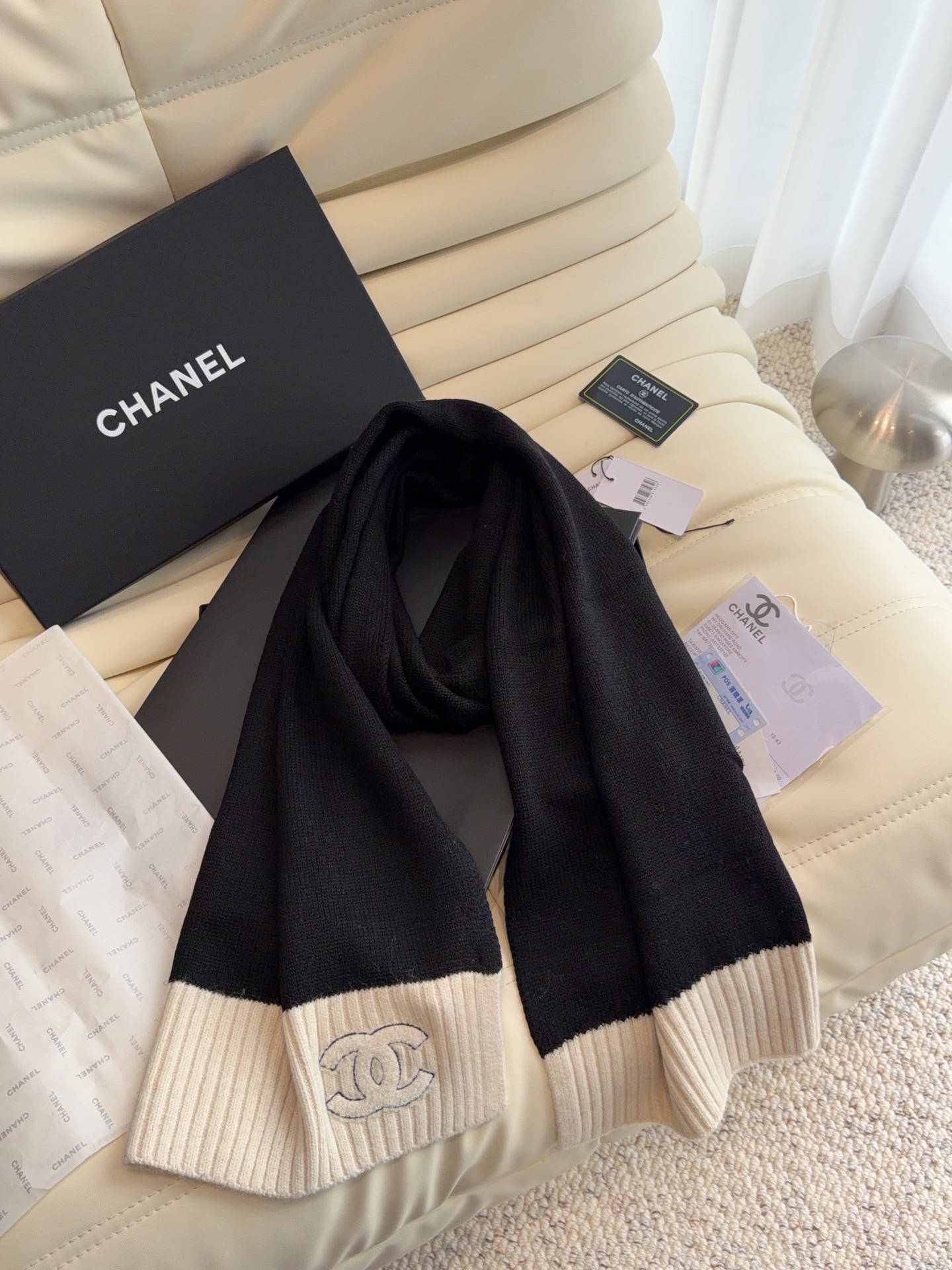 🆕  CHANEL【新款来袭】香奈儿专柜最新编织系列！这是一个特别稀有的款式，这也是小香家第一款采用纯色针织工艺的围巾！