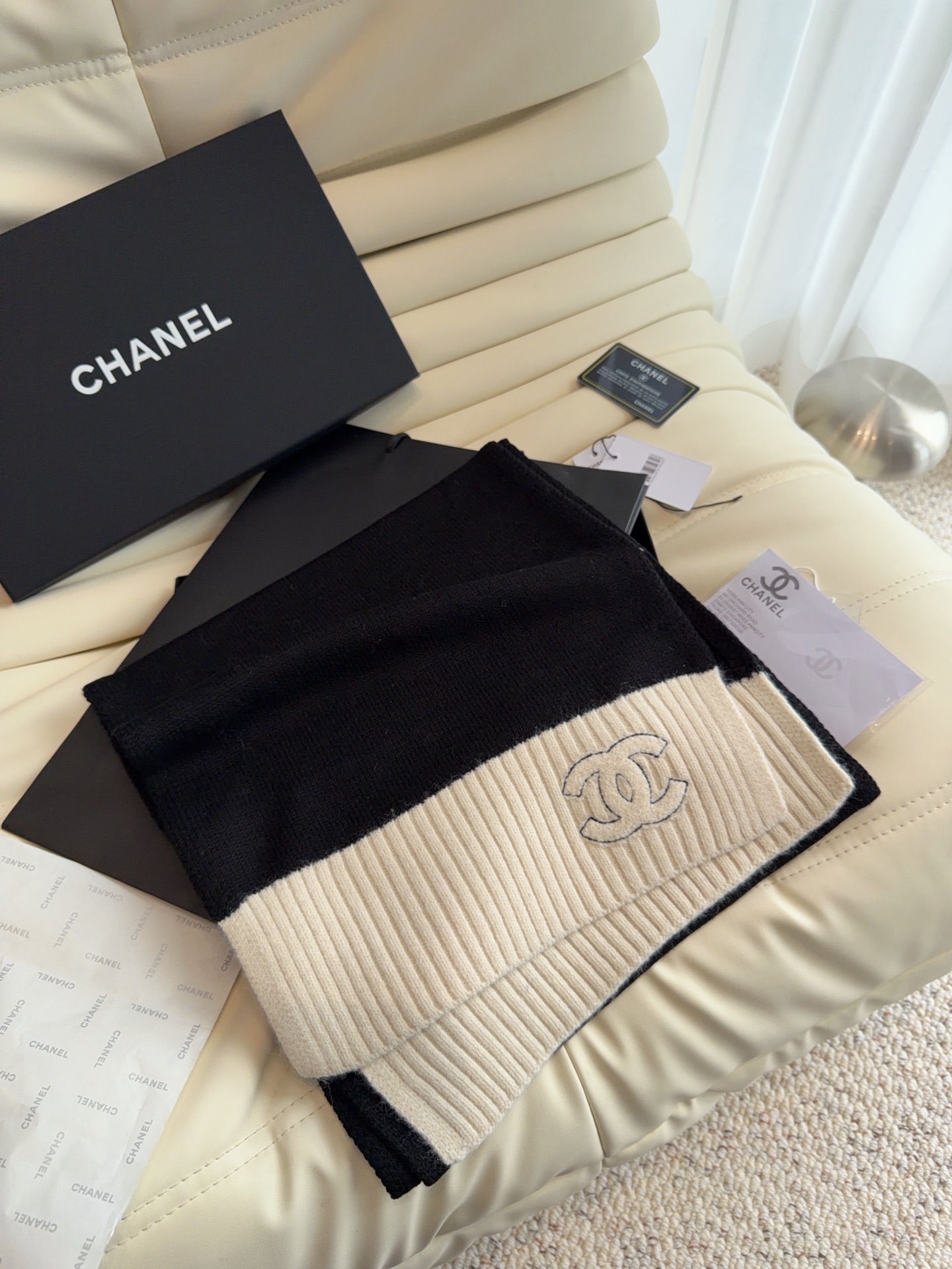 🆕  CHANEL【新款来袭】香奈儿专柜最新编织系列！这是一个特别稀有的款式，这也是小香家第一款采用纯色针织工艺的围巾！