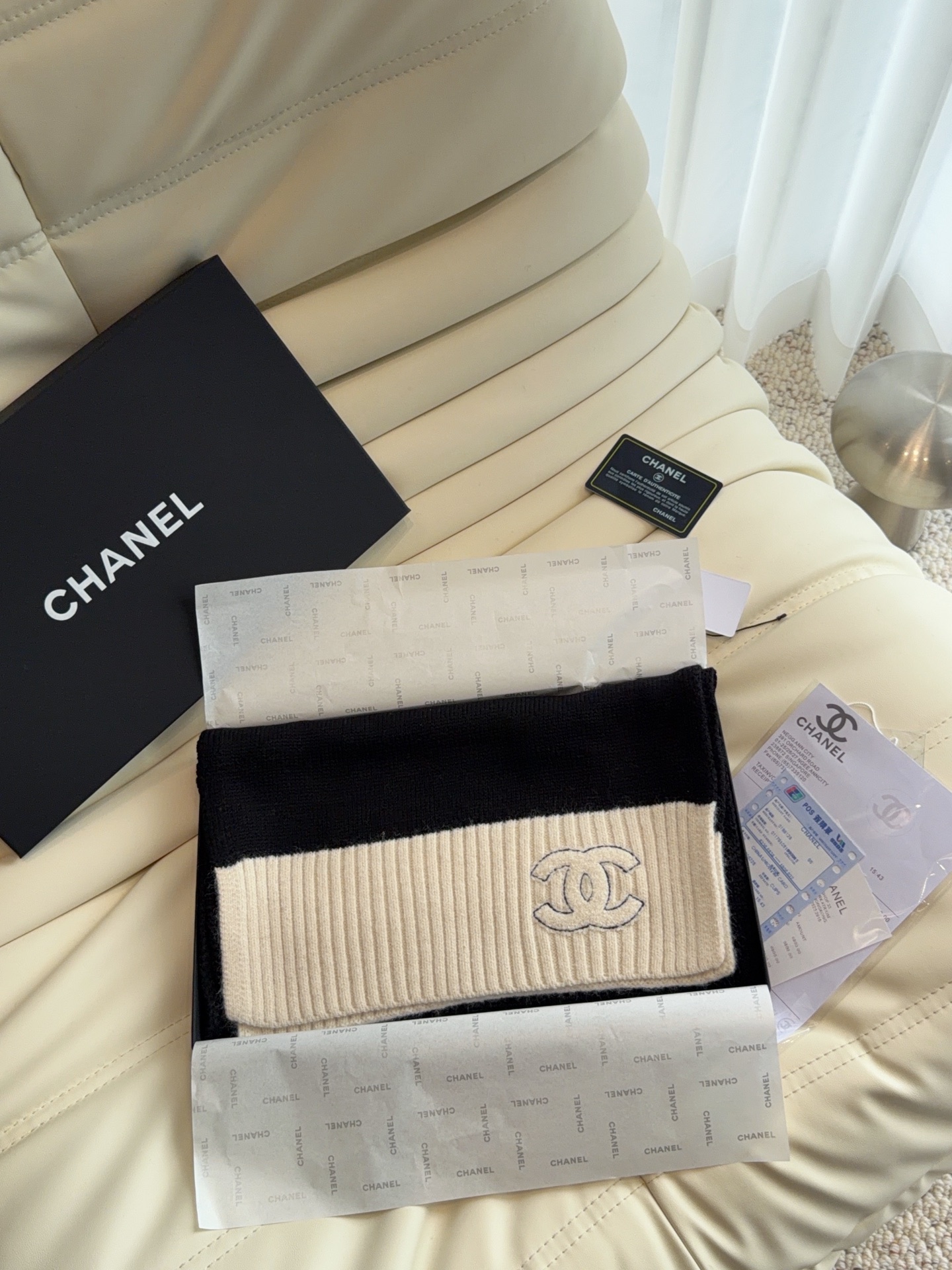 🆕  CHANEL【新款来袭】香奈儿专柜最新编织系列！这是一个特别稀有的款式，这也是小香家第一款采用纯色针织工艺的围巾！