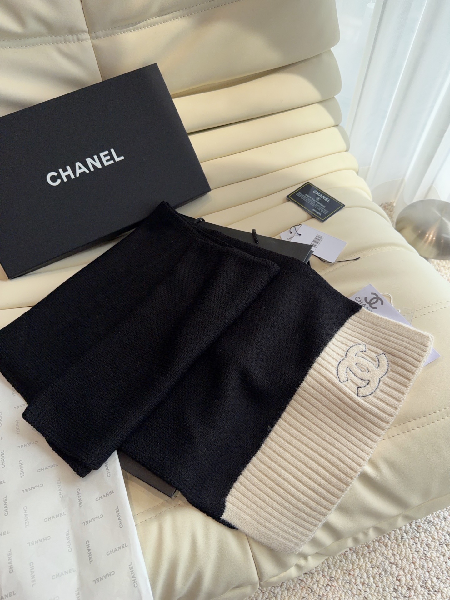 🆕  CHANEL【新款来袭】香奈儿专柜最新编织系列！这是一个特别稀有的款式，这也是小香家第一款采用纯色针织工艺的围巾！