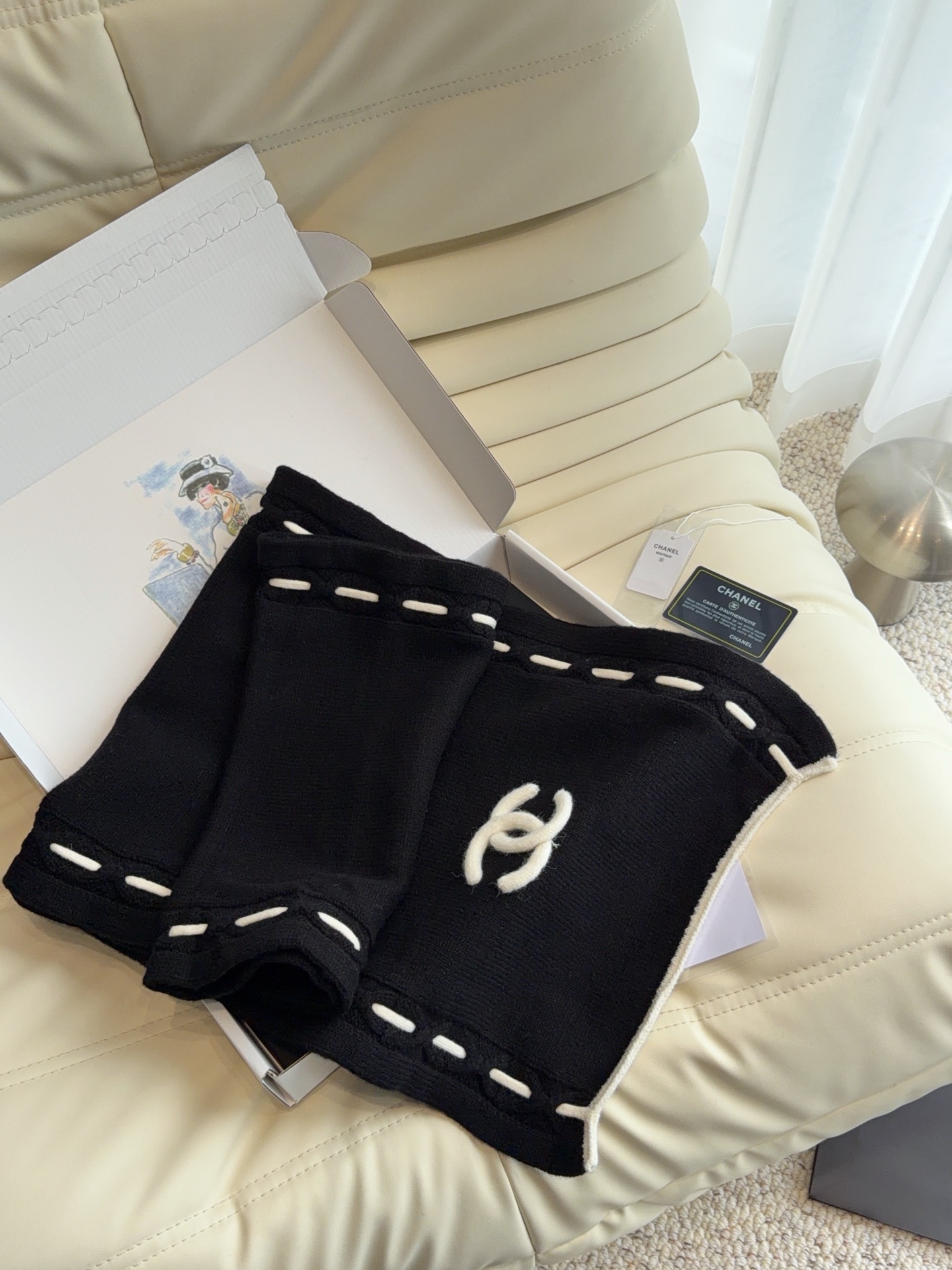 🆕  CHANEL【新款来袭】香奈儿专柜最新编织系列！这是一个特别稀有的款式，这也是小香家第一款采用拼色针织工艺的围巾！