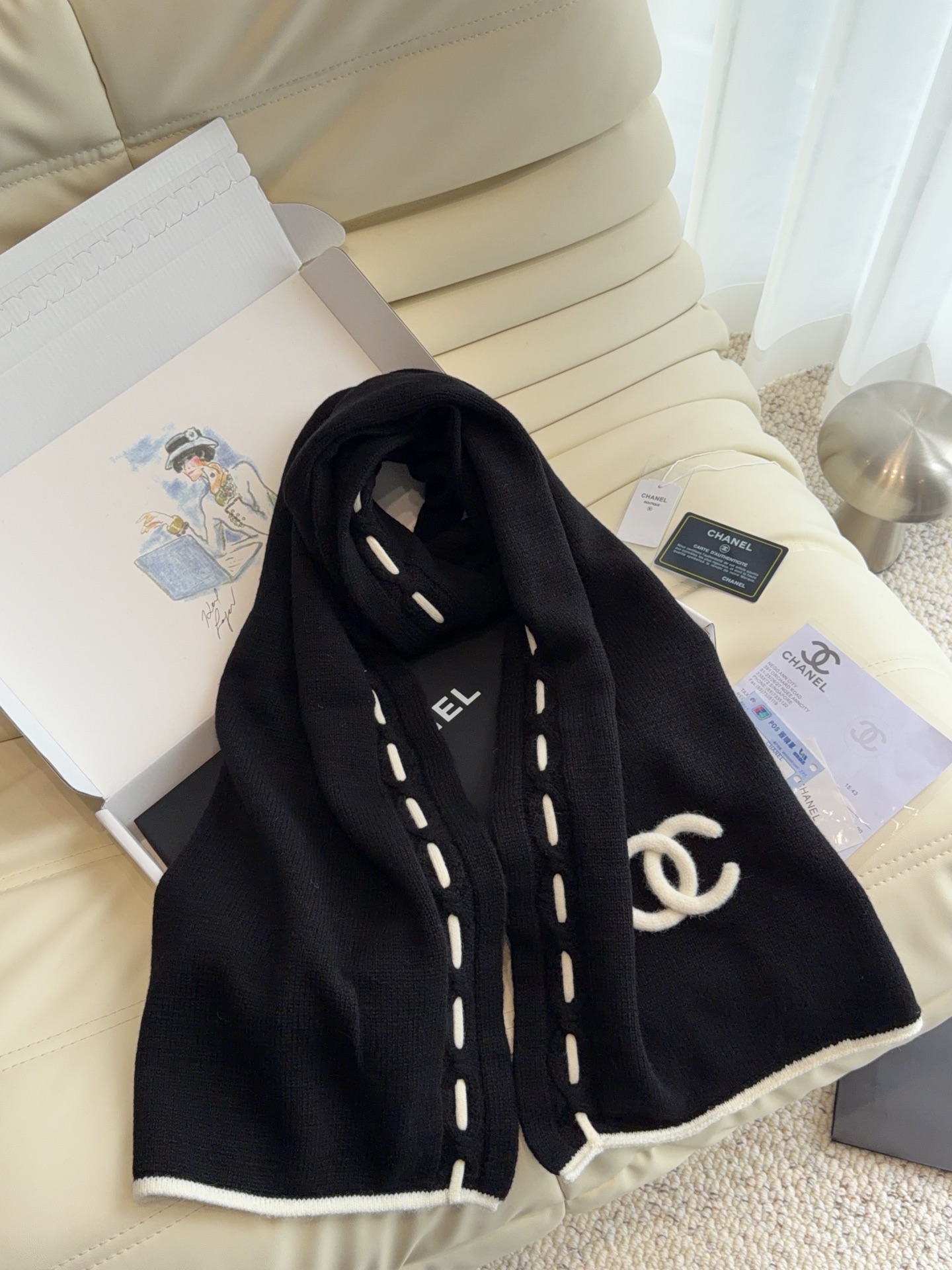 🆕  CHANEL【新款来袭】香奈儿专柜最新编织系列！这是一个特别稀有的款式，这也是小香家第一款采用拼色针织工艺的围巾！