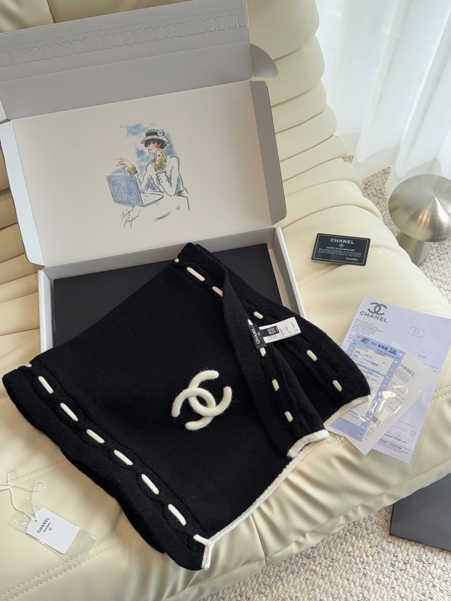 🆕  CHANEL【新款来袭】香奈儿专柜最新编织系列！这是一个特别稀有的款式，这也是小香家第一款采用拼色针织工艺的围巾！