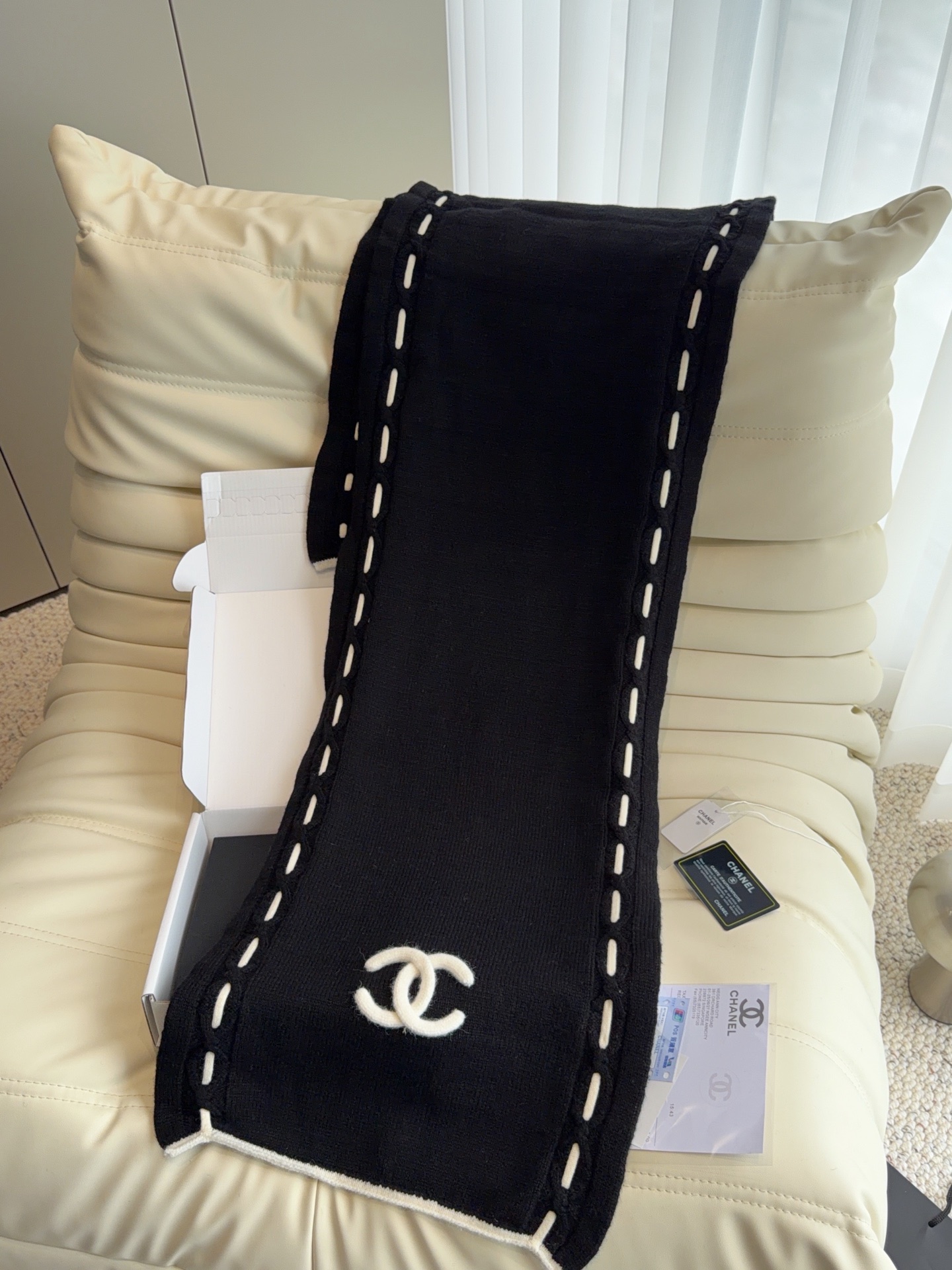 🆕  CHANEL【新款来袭】香奈儿专柜最新编织系列！这是一个特别稀有的款式，这也是小香家第一款采用拼色针织工艺的围巾！