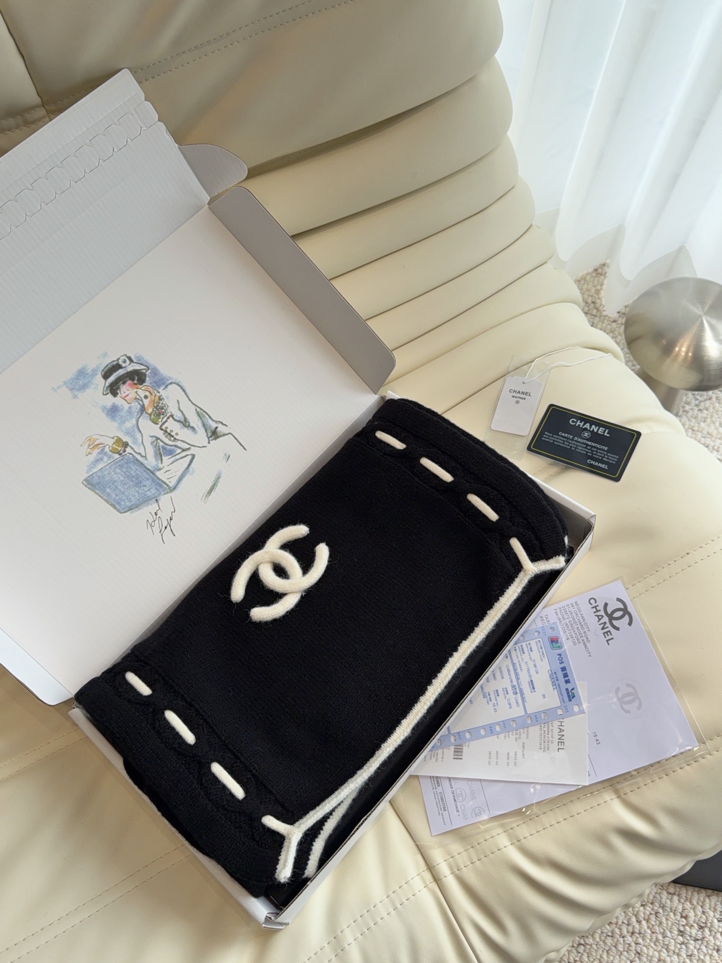 🆕  CHANEL【新款来袭】香奈儿专柜最新编织系列！这是一个特别稀有的款式，这也是小香家第一款采用拼色针织工艺的围巾！
