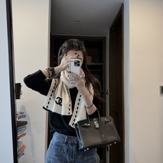 🆕 CHANEL【新款来袭】香奈儿专柜最新编织系列!这是一个特别稀有的款式,这也是小香家第一款采用拼色针织工艺的围巾! 🆕 CHANEL【新款来袭】香奈儿专柜最新编织系列!这是一个特别稀有的款式,这也是小香家第一款采用拼色针织工艺的围巾!