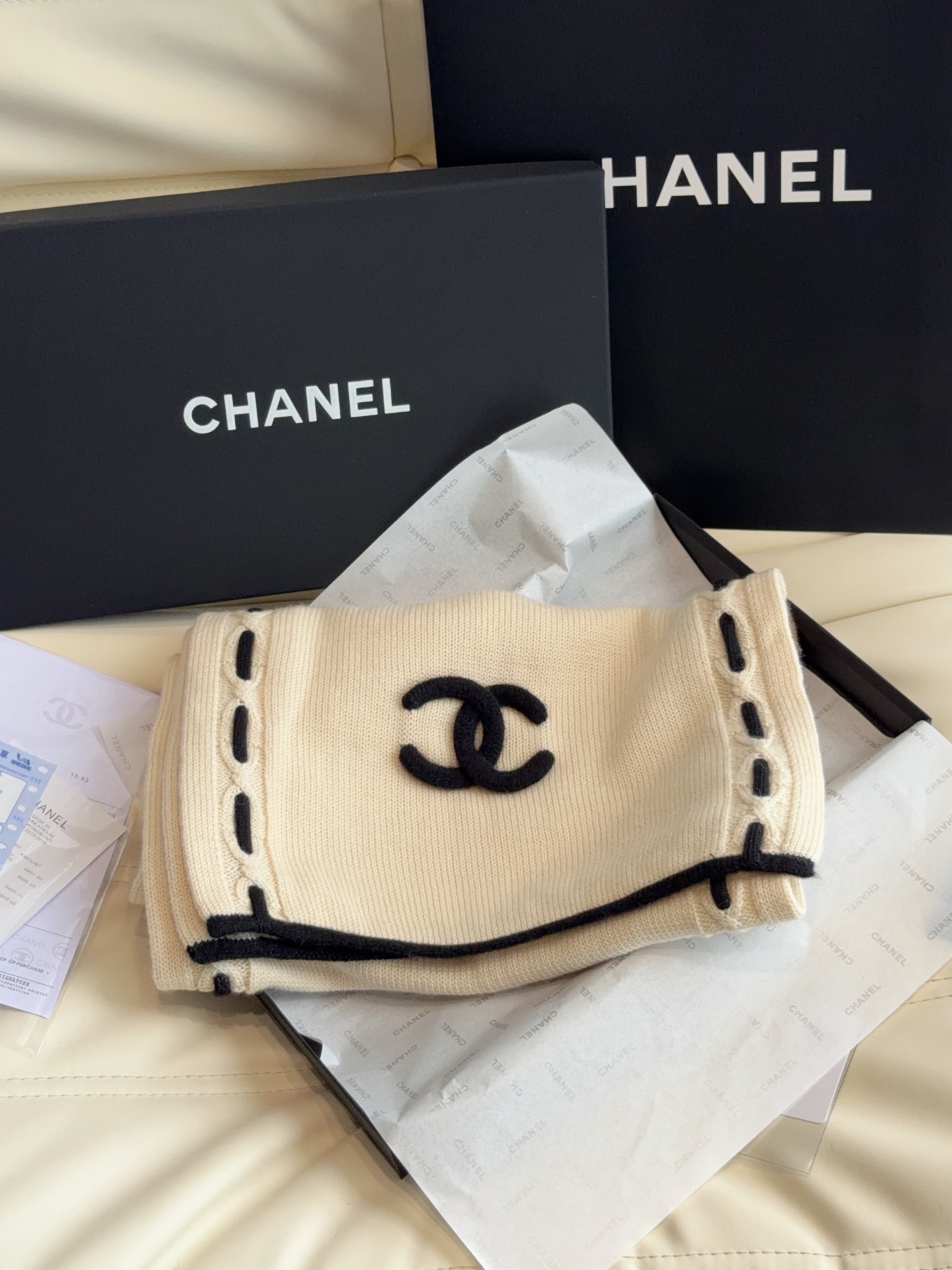 🆕  CHANEL【新款来袭】香奈儿专柜最新编织系列！这是一个特别稀有的款式，这也是小香家第一款采用拼色针织工艺的围巾！