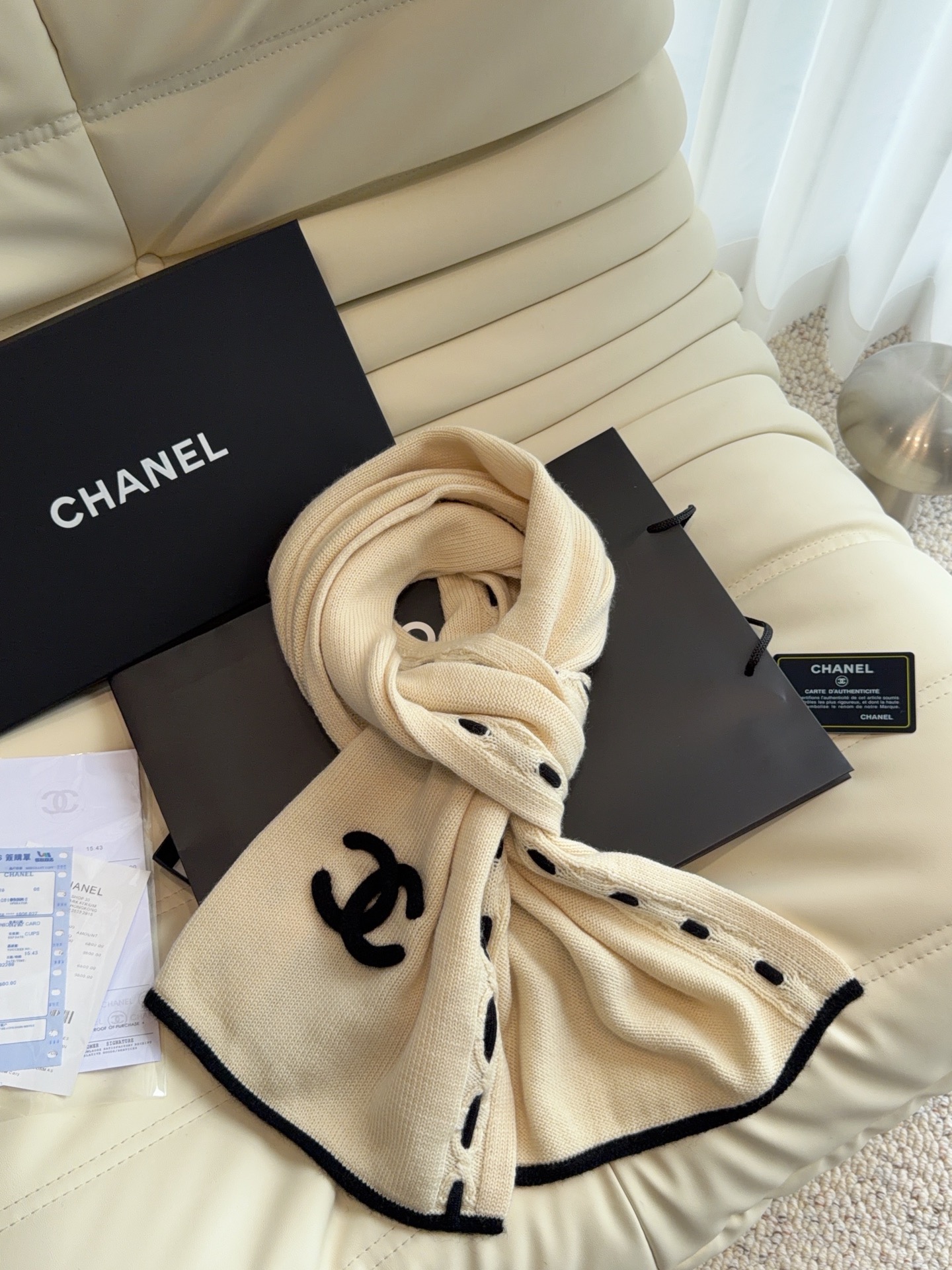 🆕  CHANEL【新款来袭】香奈儿专柜最新编织系列！这是一个特别稀有的款式，这也是小香家第一款采用拼色针织工艺的围巾！