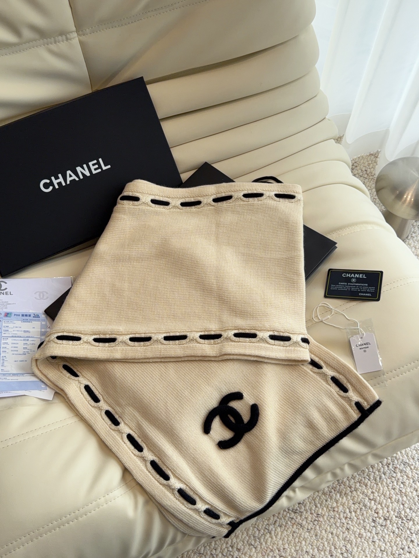 🆕  CHANEL【新款来袭】香奈儿专柜最新编织系列！这是一个特别稀有的款式，这也是小香家第一款采用拼色针织工艺的围巾！