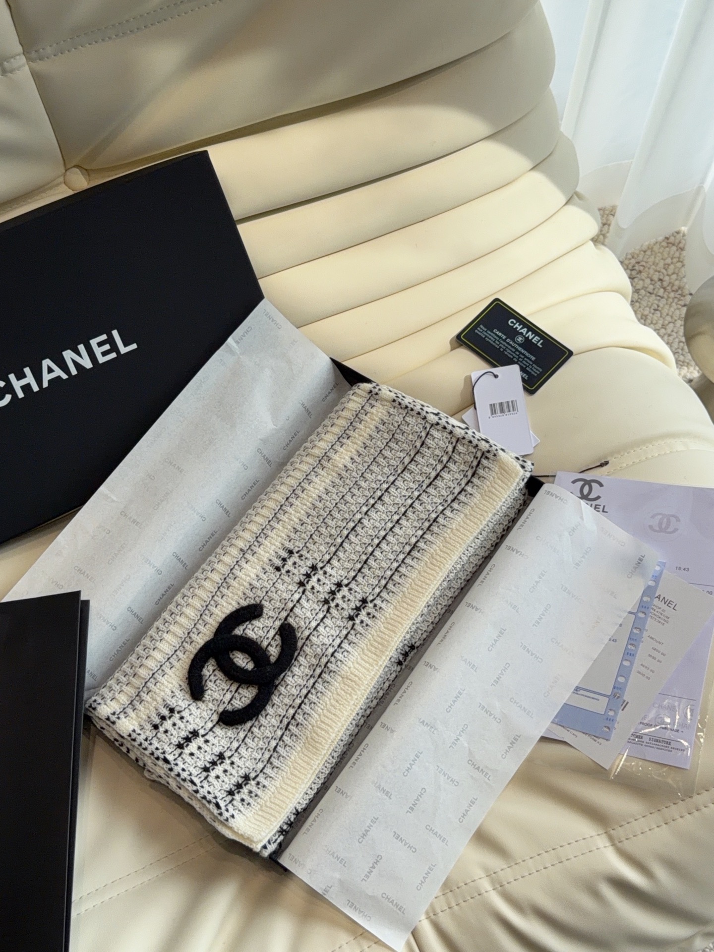 🆕  CHANEL【新款来袭】香奈儿专柜最新编织系列！这是一个特别稀有的款式，这也是小香家第一款采用纯色针织工艺的围巾！
