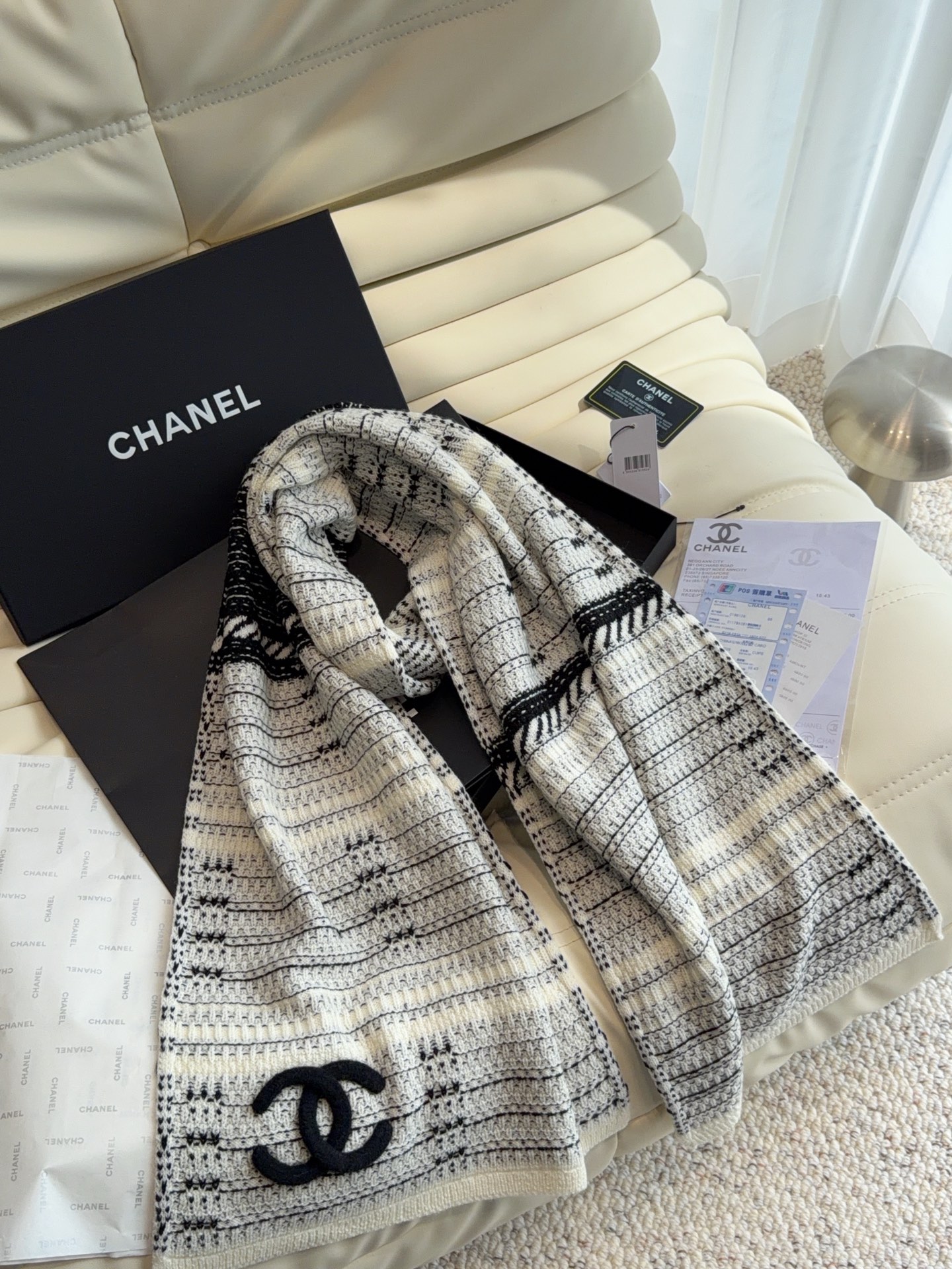 🆕  CHANEL【新款来袭】香奈儿专柜最新编织系列！这是一个特别稀有的款式，这也是小香家第一款采用纯色针织工艺的围巾！
