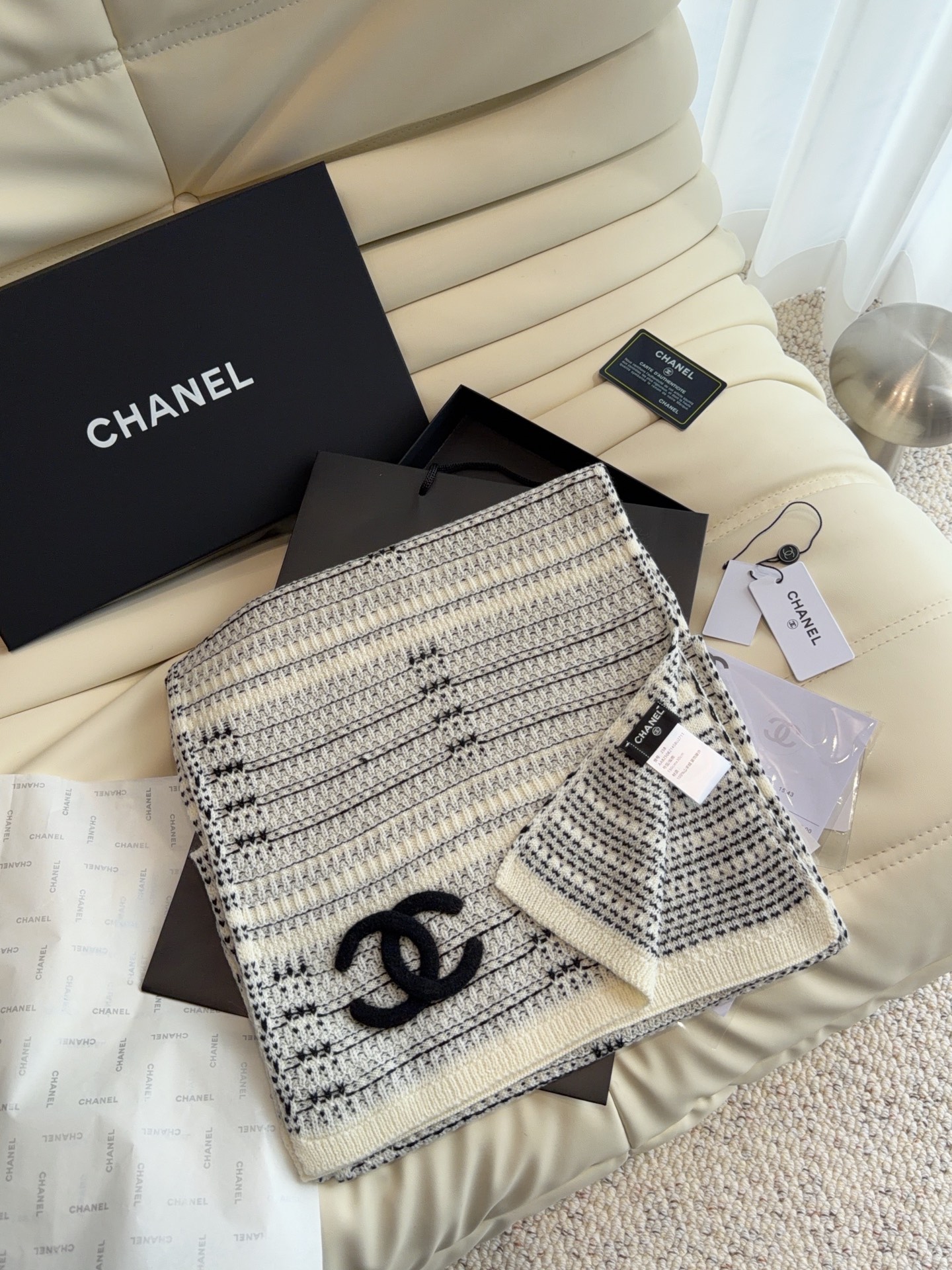 🆕  CHANEL【新款来袭】香奈儿专柜最新编织系列！这是一个特别稀有的款式，这也是小香家第一款采用纯色针织工艺的围巾！