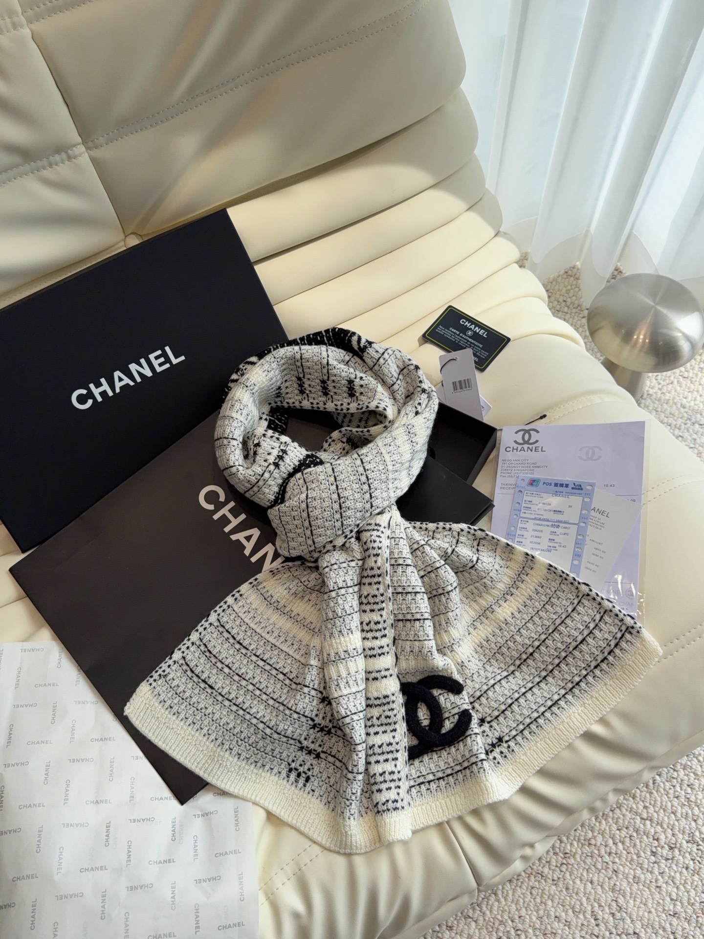 🆕  CHANEL【新款来袭】香奈儿专柜最新编织系列！这是一个特别稀有的款式，这也是小香家第一款采用纯色针织工艺的围巾！