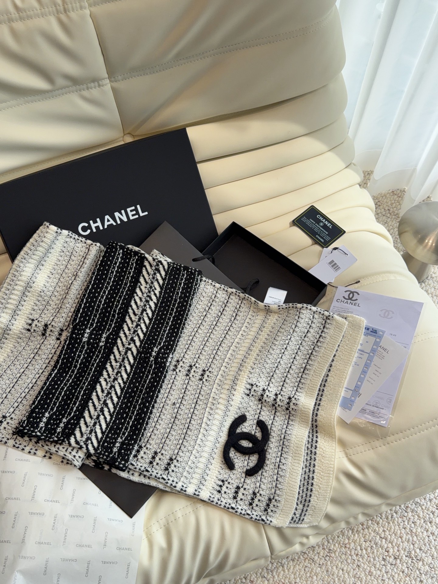 🆕  CHANEL【新款来袭】香奈儿专柜最新编织系列！这是一个特别稀有的款式，这也是小香家第一款采用纯色针织工艺的围巾！