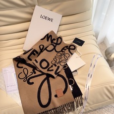 ✔️loewe新品‼️现货🔥超美新款围巾!超级推荐入手!】超难买哦!!打了好多次版!终于出货 最接近原版 进出专柜无 ✔️loewe新品‼️现货🔥超美新款围巾!超级推荐入手!】超难买哦!!打了好多次版!终于出货 最接近原版 进出专柜无