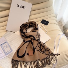 ✔️loewe新品‼️现货🔥超美新款围巾!超级推荐入手!】超难买哦!!打了好多次版!终于出货 最接近原版 进出专柜无 ✔️loewe新品‼️现货🔥超美新款围巾!超级推荐入手!】超难买哦!!打了好多次版!终于出货 最接近原版 进出专柜无