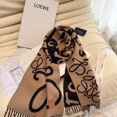 ✔️loewe新品‼️现货🔥超美新款围巾!超级推荐入手!】超难买哦!!打了好多次版!终于出货 最接近原版 进出专柜无 ✔️loewe新品‼️现货🔥超美新款围巾!超级推荐入手!】超难买哦!!打了好多次版!终于出货 最接近原版 进出专柜无