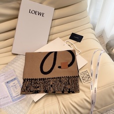 ✔️loewe新品‼️现货🔥超美新款围巾!超级推荐入手!】超难买哦!!打了好多次版!终于出货 最接近原版 进出专柜无 ✔️loewe新品‼️现货🔥超美新款围巾!超级推荐入手!】超难买哦!!打了好多次版!终于出货 最接近原版 进出专柜无